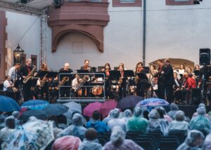 Musikerinnen und Musiker des Orchesters „Trotzdem“ beim Benefizkonzert in der Schlosskirche Weilburg