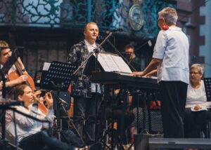Musikerinnen und Musiker des Orchesters „Trotzdem“ beim Benefizkonzert in der Schlosskirche Weilburg