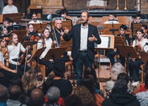 Musikerinnen und Musiker des Orchesters „Trotzdem“ beim Benefizkonzert in der Schlosskirche Weilburg