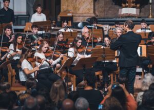 Musikerinnen und Musiker des Orchesters „Trotzdem“ beim Benefizkonzert in der Schlosskirche Weilburg