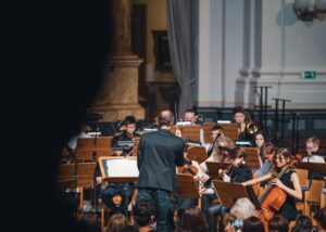 Musikerinnen und Musiker des Orchesters „Trotzdem“ beim Benefizkonzert in der Schlosskirche Weilburg