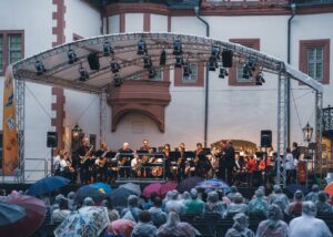 Musikerinnen und Musiker des Orchesters „Trotzdem“ beim Benefizkonzert in der Schlosskirche Weilburg