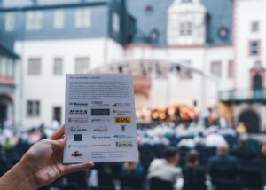 Musikerinnen und Musiker des Orchesters „Trotzdem“ beim Benefizkonzert in der Schlosskirche Weilburg