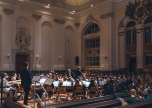 Musikerinnen und Musiker des Orchesters „Trotzdem“ beim Benefizkonzert in der Schlosskirche Weilburg