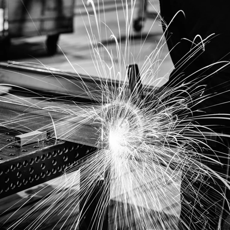 Zwischen Funkenflug und Präzision: Die Kunst der Fertigung im Fokus